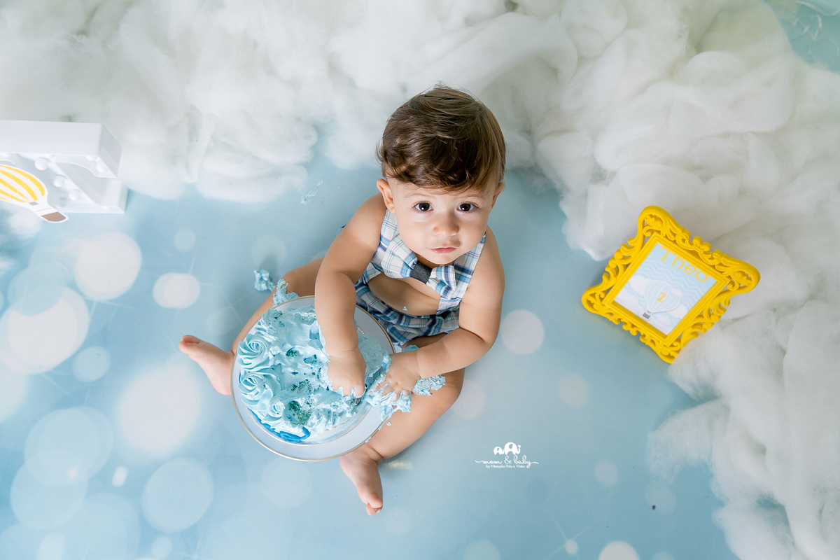 ensaio smash the cake em santos, fotografas de santos,ensaio estudio.smash clean,estudio fotografico em santos,ensaio com bolo jo farah leticia farah,mom and baby santos,smash de baloes,amarelo e azul,suspensorio e gravata borboleta, nuvens de eva,menino