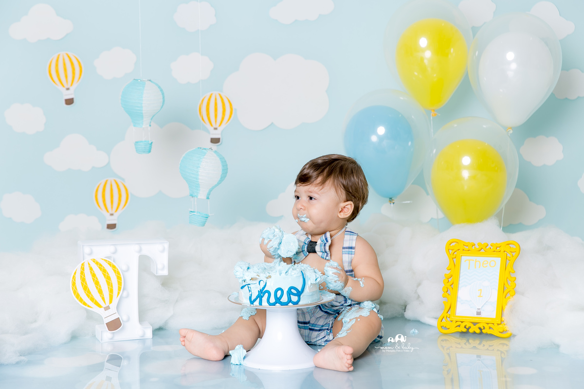ensaio smash the cake em santos, fotografas de santos,ensaio estudio.smash clean,estudio fotografico em santos,ensaio com bolo jo farah leticia farah,mom and baby santos,smash de baloes,amarelo e azul,suspensorio e gravata borboleta, nuvens de eva,menino