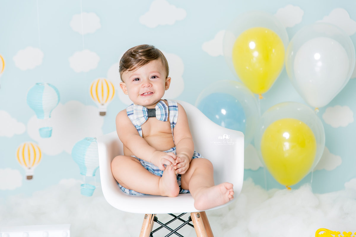 ensaio smash the cake em santos, fotografas de santos,ensaio estudio.smash clean,estudio fotografico em santos,ensaio com bolo jo farah leticia farah,mom and baby santos,smash de baloes,amarelo e azul,suspensorio e gravata borboleta, nuvens de eva,menino