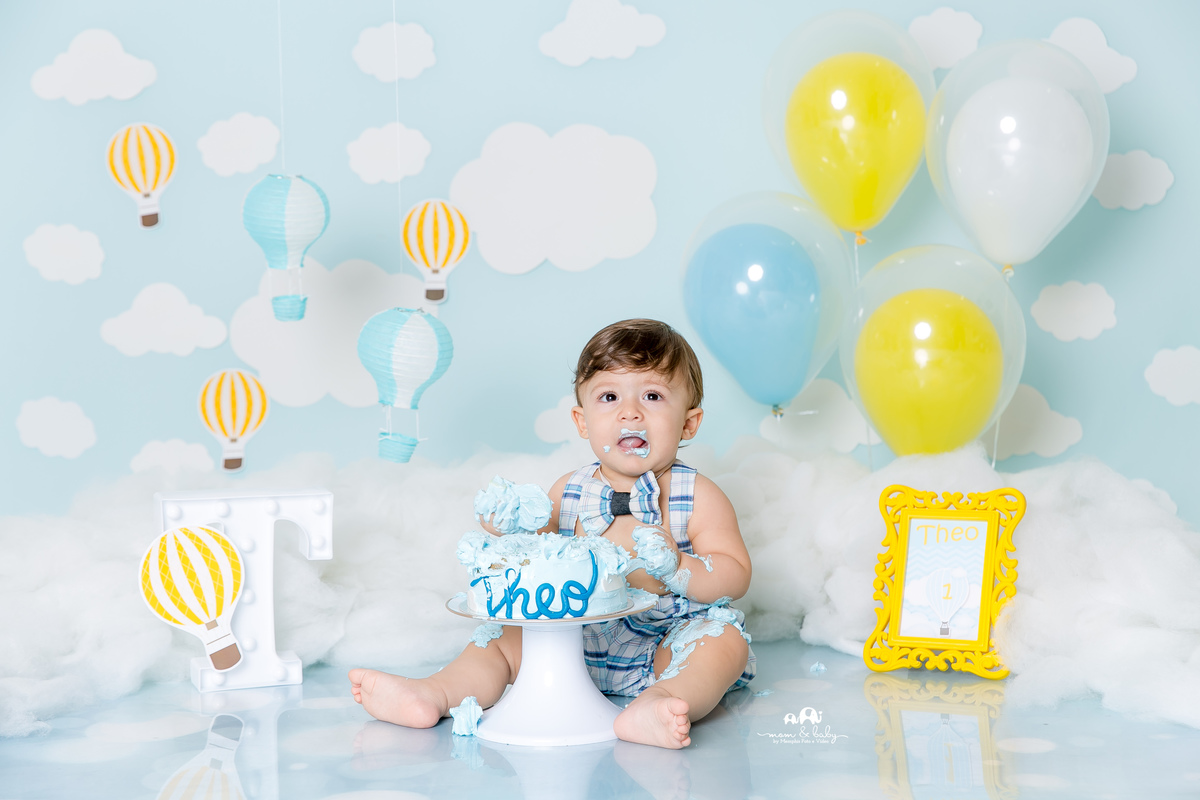 ensaio smash the cake em santos, fotografas de santos,ensaio estudio.smash clean,estudio fotografico em santos,ensaio com bolo jo farah leticia farah,mom and baby santos,smash de baloes,amarelo e azul,suspensorio e gravata borboleta, nuvens de eva,menino