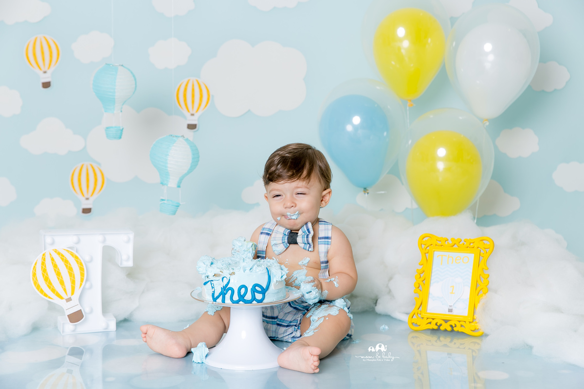 ensaio smash the cake em santos, fotografas de santos,ensaio estudio.smash clean,estudio fotografico em santos,ensaio com bolo jo farah leticia farah,mom and baby santos,smash de baloes,amarelo e azul,suspensorio e gravata borboleta, nuvens de eva,menino