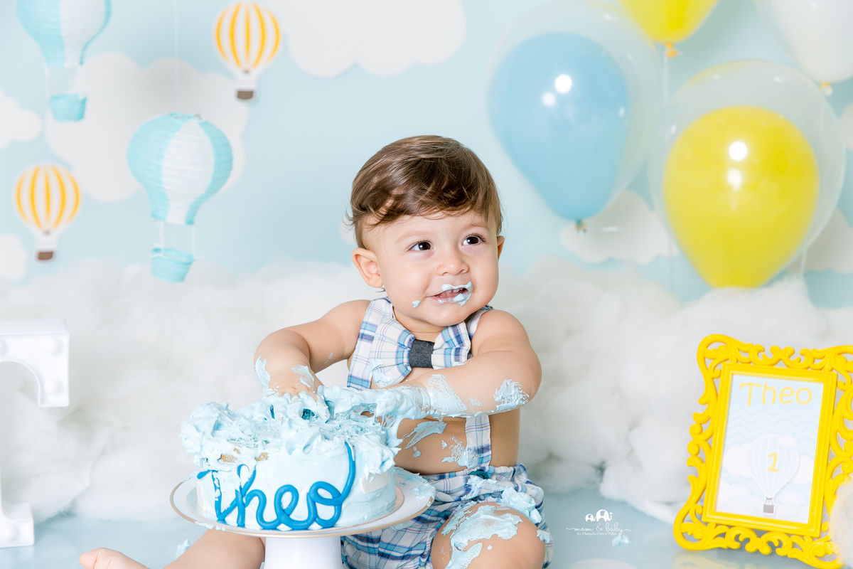 ensaio smash the cake em santos, fotografas de santos,ensaio estudio.smash clean,estudio fotografico em santos,ensaio com bolo jo farah leticia farah,mom and baby santos,smash de baloes,amarelo e azul,suspensorio e gravata borboleta, nuvens de eva,menino