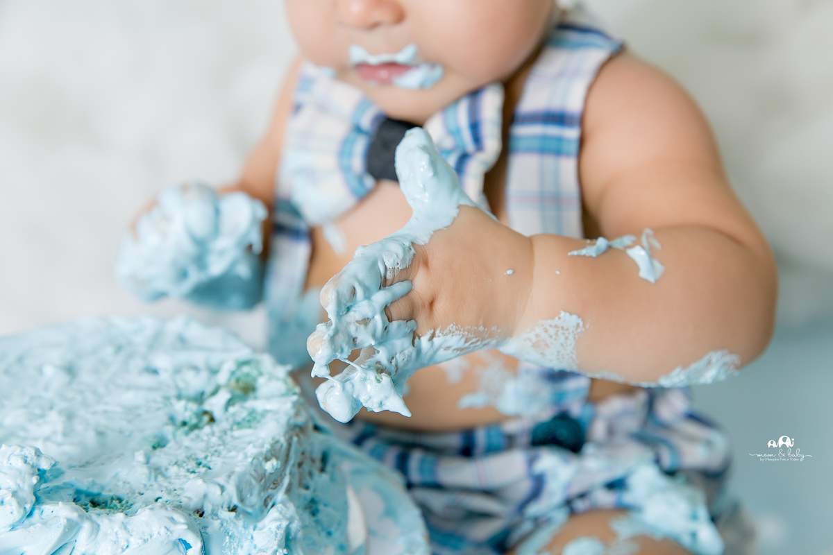 ensaio smash the cake em santos, fotografas de santos,ensaio estudio.smash clean,estudio fotografico em santos,ensaio com bolo jo farah leticia farah,mom and baby santos,smash de baloes,amarelo e azul,suspensorio e gravata borboleta, nuvens de eva,menino