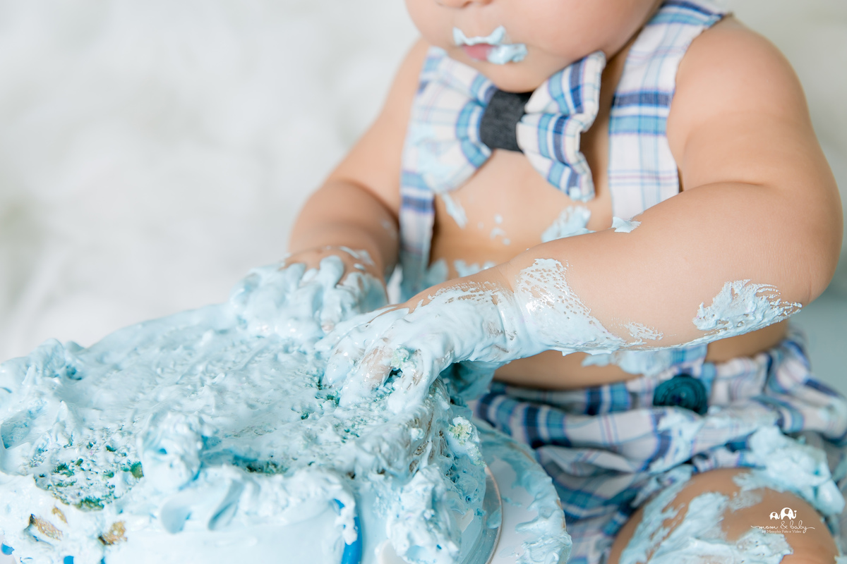 ensaio smash the cake em santos, fotografas de santos,ensaio estudio.smash clean,estudio fotografico em santos,ensaio com bolo jo farah leticia farah,mom and baby santos,smash de baloes,amarelo e azul,suspensorio e gravata borboleta, nuvens de eva,menino