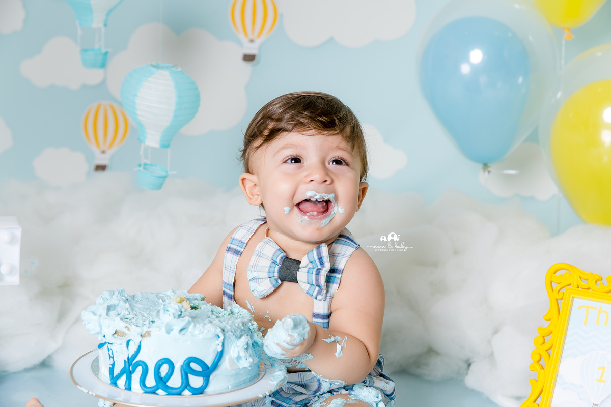 ensaio smash the cake em santos, fotografas de santos,ensaio estudio.smash clean,estudio fotografico em santos,ensaio com bolo jo farah leticia farah,mom and baby santos,smash de baloes,amarelo e azul,suspensorio e gravata borboleta, nuvens de eva,menino