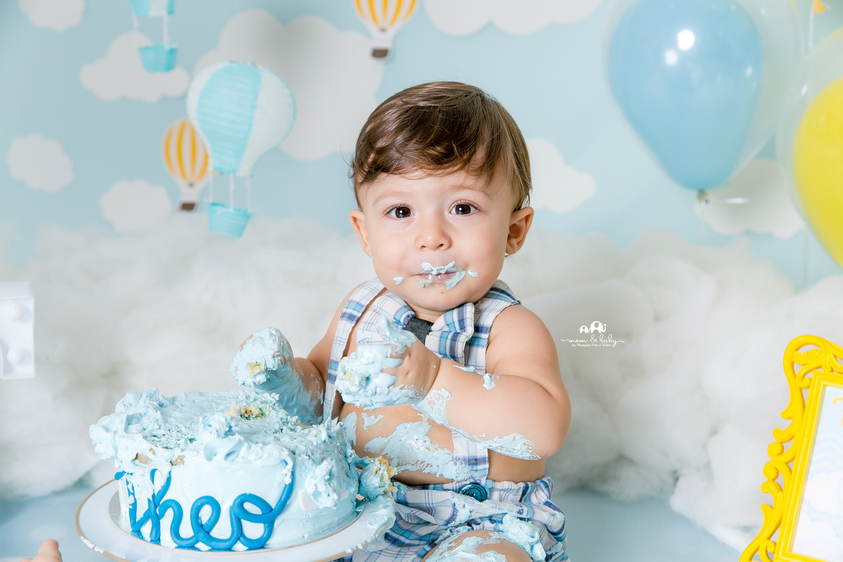 ensaio smash the cake em santos, fotografas de santos,ensaio estudio.smash clean,estudio fotografico em santos,ensaio com bolo jo farah leticia farah,mom and baby santos,smash de baloes,amarelo e azul,suspensorio e gravata borboleta, nuvens de eva,menino