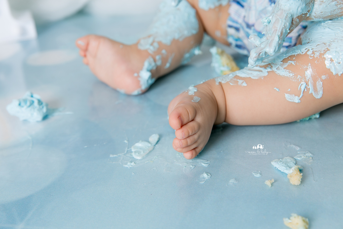 ensaio smash the cake em santos, fotografas de santos,ensaio estudio.smash clean,estudio fotografico em santos,ensaio com bolo jo farah leticia farah,mom and baby santos,smash de baloes,amarelo e azul,suspensorio e gravata borboleta, nuvens de eva,menino