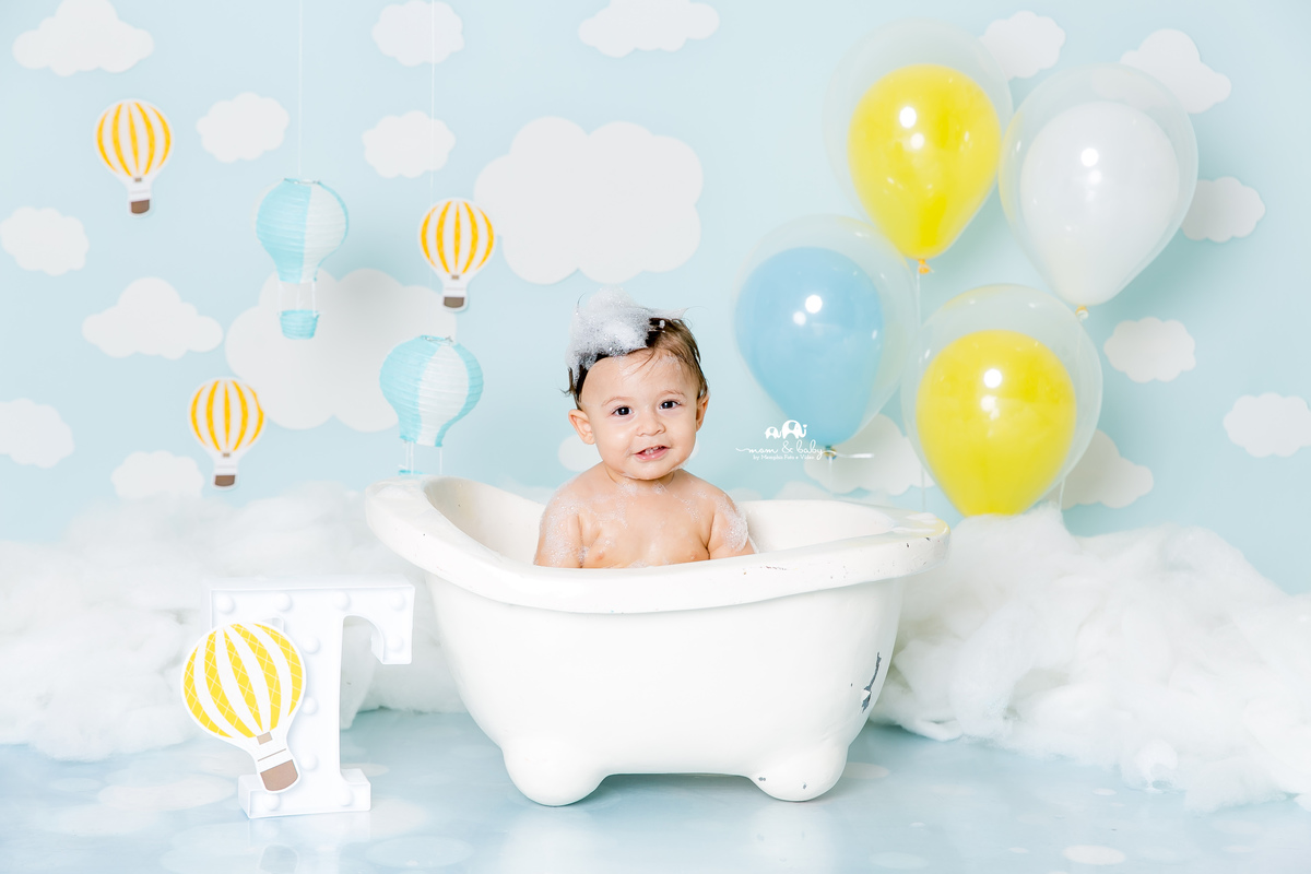 ensaio smash the cake em santos, fotografas de santos,ensaio estudio.smash clean,estudio fotografico em santos,ensaio com bolo jo farah leticia farah,mom and baby santos,smash de baloes,amarelo e azul,nuvens de eva,banheira,hora do banho de espuma,menino