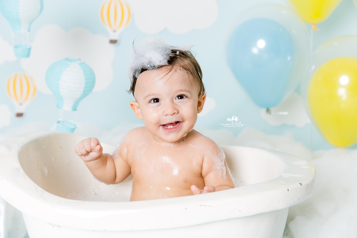 ensaio smash the cake em santos, fotografas de santos,ensaio estudio.smash clean,estudio fotografico em santos,ensaio com bolo jo farah leticia farah,mom and baby santos,smash de baloes,amarelo e azul,nuvens de eva,banheira,hora do banho de espuma,menino