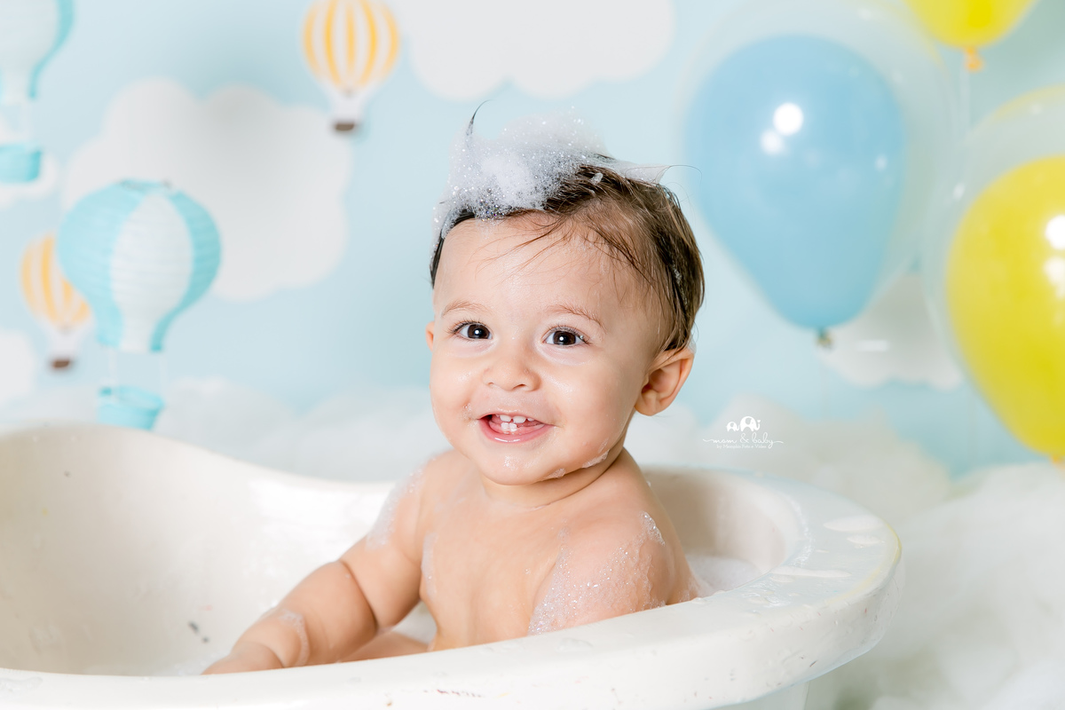 ensaio smash the cake em santos, fotografas de santos,ensaio estudio.smash clean,estudio fotografico em santos,ensaio com bolo jo farah leticia farah,mom and baby santos,smash de baloes,amarelo e azul,nuvens de eva,banheira,hora do banho de espuma,menino