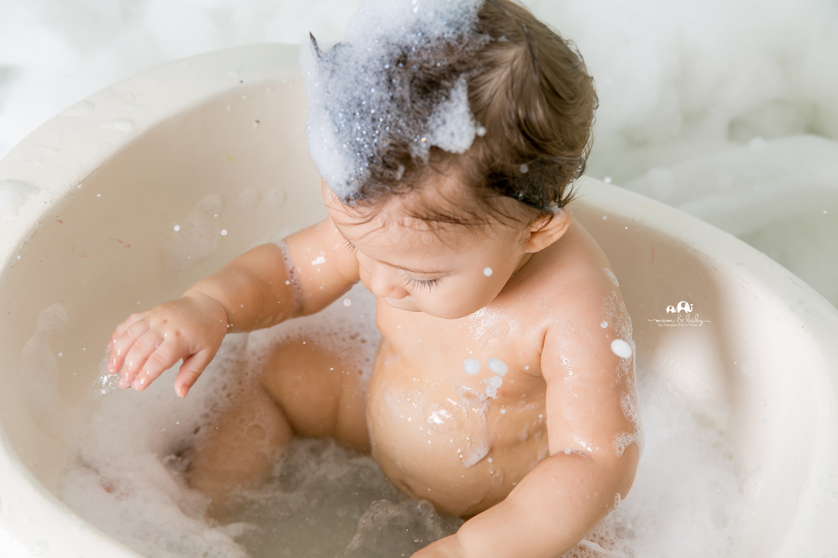 ensaio smash the cake em santos, fotografas de santos,ensaio estudio.smash clean,estudio fotografico em santos,ensaio com bolo jo farah leticia farah,mom and baby santos,smash de baloes,amarelo e azul,nuvens de eva,banheira,hora do banho de espuma,menino