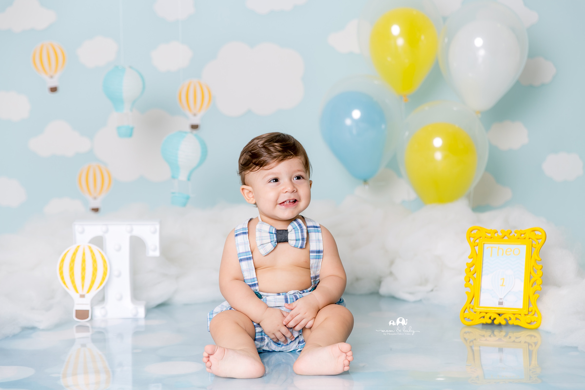 ensaio smash the cake em santos, fotografas de santos,ensaio estudio.smash clean,estudio fotografico em santos,ensaio com bolo jo farah leticia farah,mom and baby santos,smash de baloes,amarelo e azul,suspensorio e gravata borboleta, nuvens de eva,menino