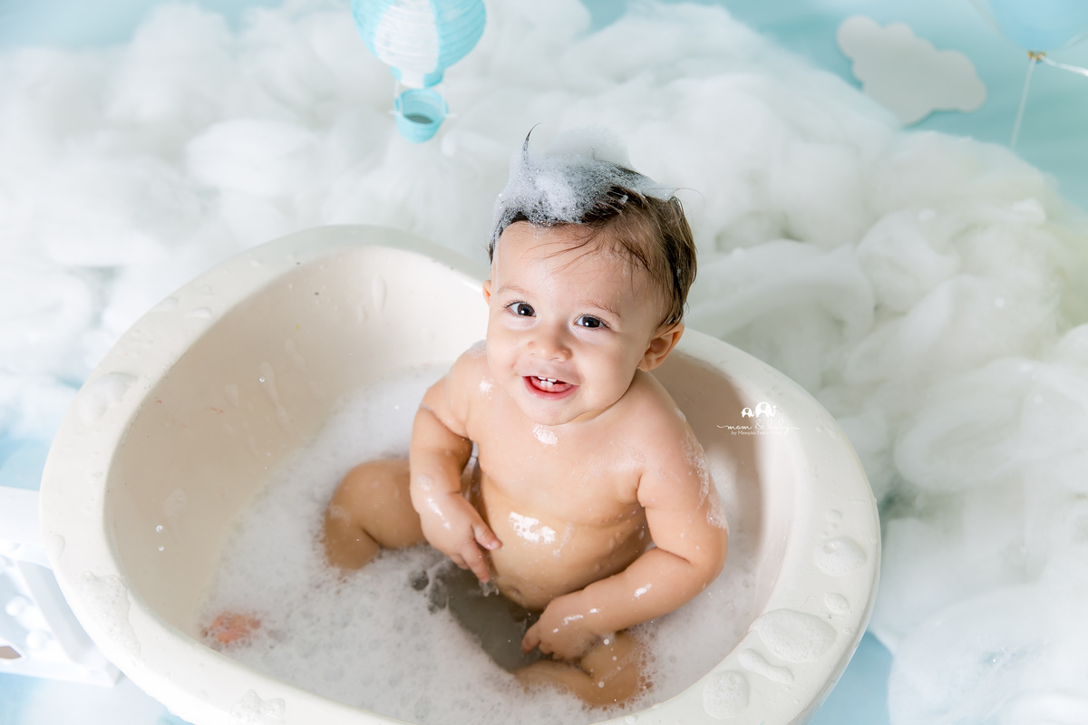 ensaio smash the cake em santos, fotografas de santos,ensaio estudio.smash clean,estudio fotografico em santos,ensaio com bolo jo farah leticia farah,mom and baby santos,smash de baloes,amarelo e azul,nuvens de eva,banheira,hora do banho de espuma,menino