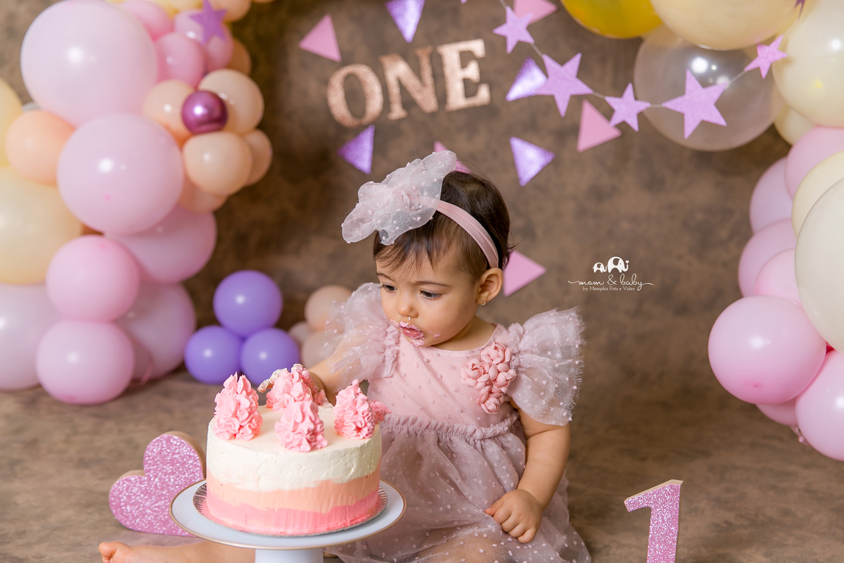 smash the cake em santos,fotografas de santos,ensaio estudio.smash clean,estudio fotografico em santos,ensaio com bolo jo e leticia farah,mom and baby santos,video de smash,baloes desconstruidos dourado,rosa,lilas,estrela,fura bolo,smash de menina