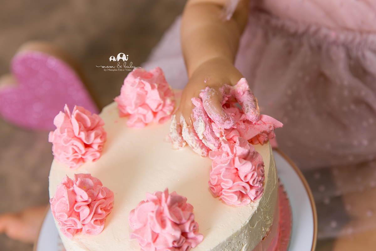 smash the cake em santos,fotografas de santos,ensaio estudio.smash clean,estudio fotografico em santos,ensaio com bolo jo e leticia farah,mom and baby santos,video de smash,baloes desconstruidos dourado,rosa,lilas,estrela,fura bolo,smash de menina