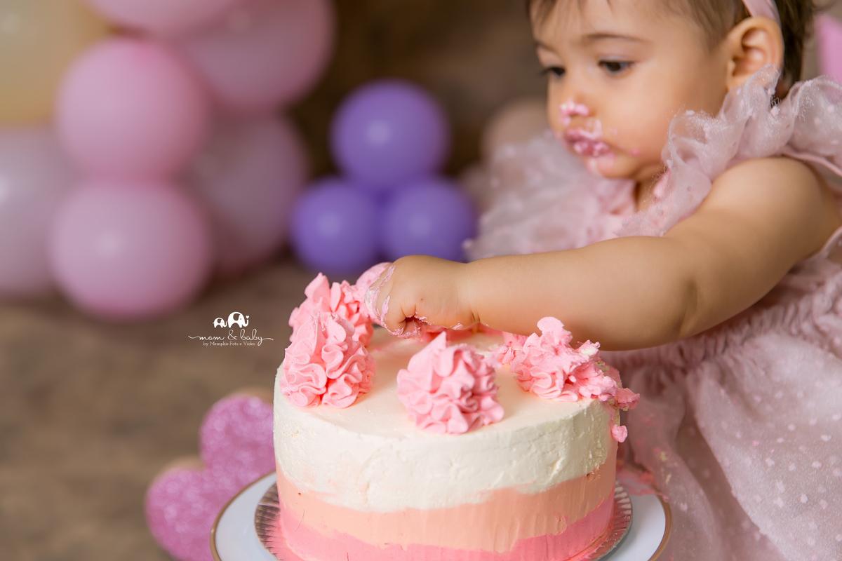 smash the cake em santos,fotografas de santos,ensaio estudio.smash clean,estudio fotografico em santos,ensaio com bolo jo e leticia farah,mom and baby santos,video de smash,baloes desconstruidos dourado,rosa,lilas,estrela,fura bolo,smash de menina