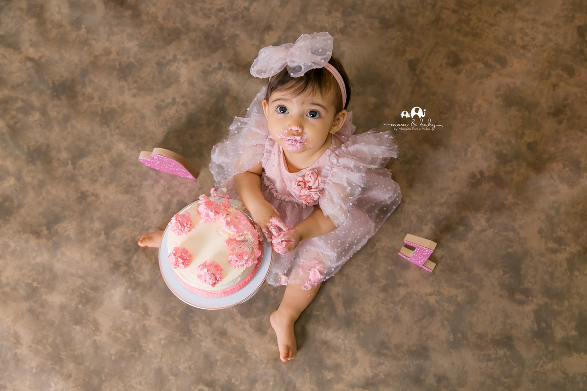 smash the cake em santos,fotografas de santos,ensaio estudio.smash clean,estudio fotografico em santos,ensaio com bolo jo e leticia farah,mom and baby santos,video de smash,baloes desconstruidos dourado,rosa,lilas,estrela,fura bolo,smash de menina