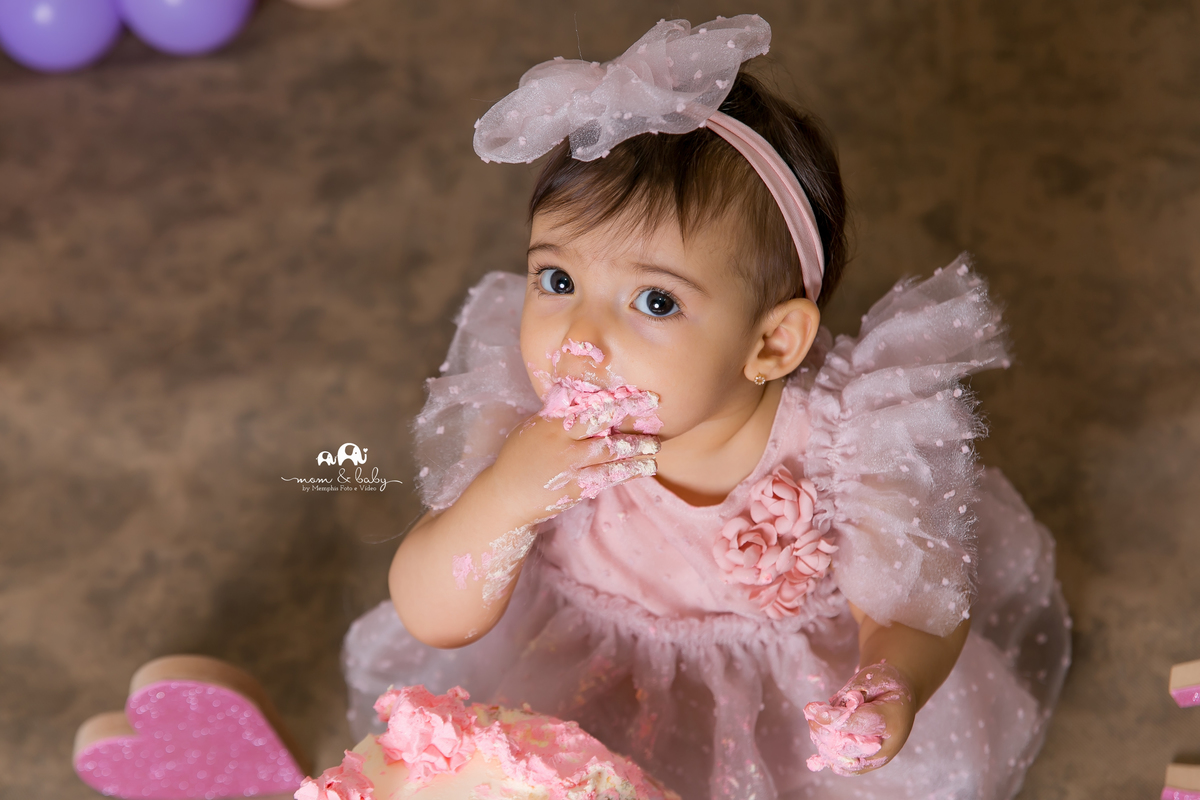 smash the cake em santos,fotografas de santos,ensaio estudio.smash clean,estudio fotografico em santos,ensaio com bolo jo e leticia farah,mom and baby santos,video de smash,baloes desconstruidos dourado,rosa,lilas,estrela,fura bolo,smash de menina