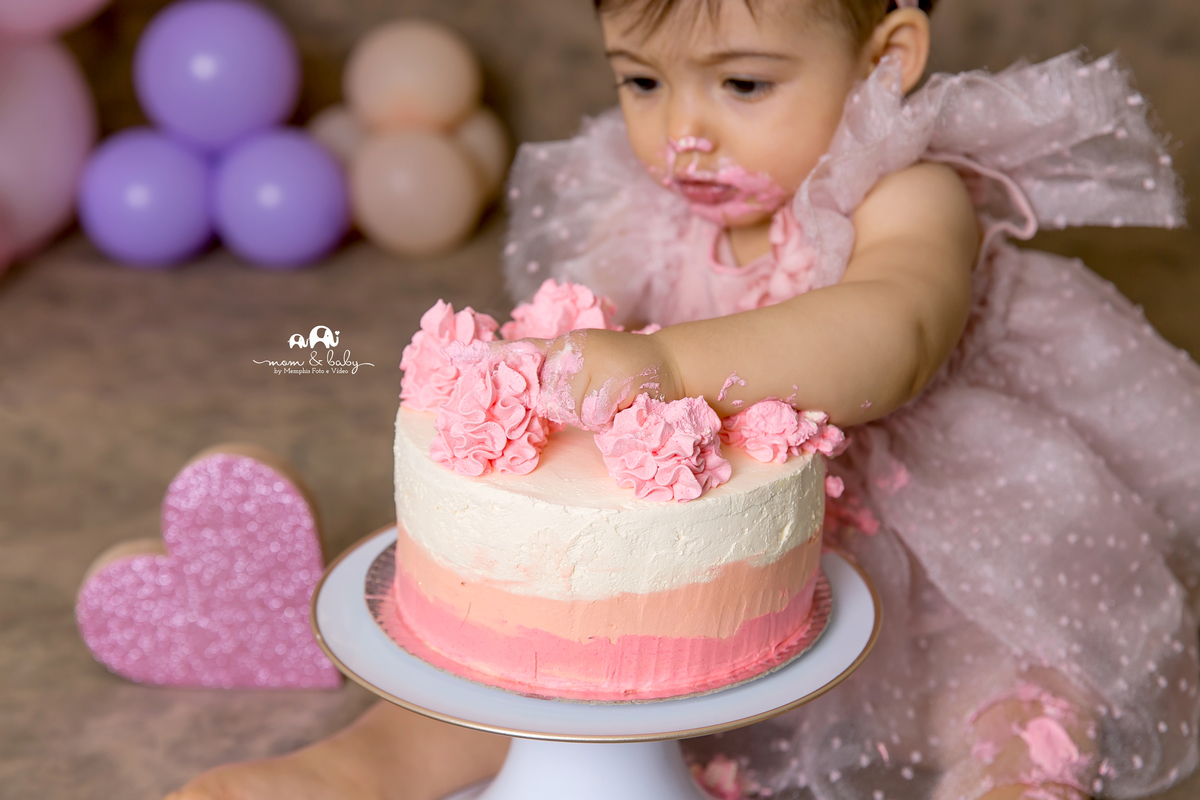 smash the cake em santos,fotografas de santos,ensaio estudio.smash clean,estudio fotografico em santos,ensaio com bolo jo e leticia farah,mom and baby santos,video de smash,baloes desconstruidos dourado,rosa,lilas,estrela,fura bolo,smash de menina