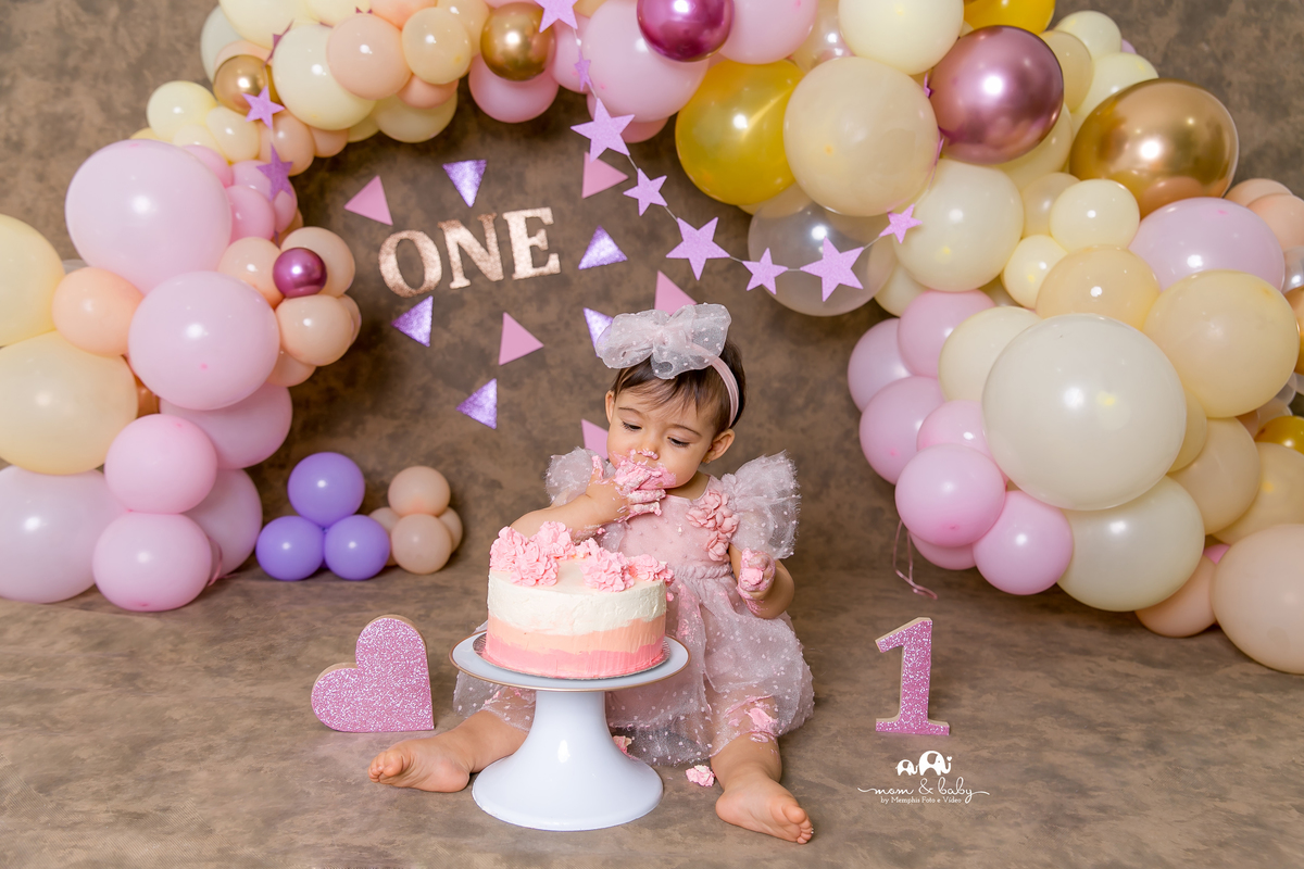 smash the cake em santos,fotografas de santos,ensaio estudio.smash clean,estudio fotografico em santos,ensaio com bolo jo e leticia farah,mom and baby santos,video de smash,baloes desconstruidos dourado,rosa,lilas,estrela,fura bolo,smash de menina