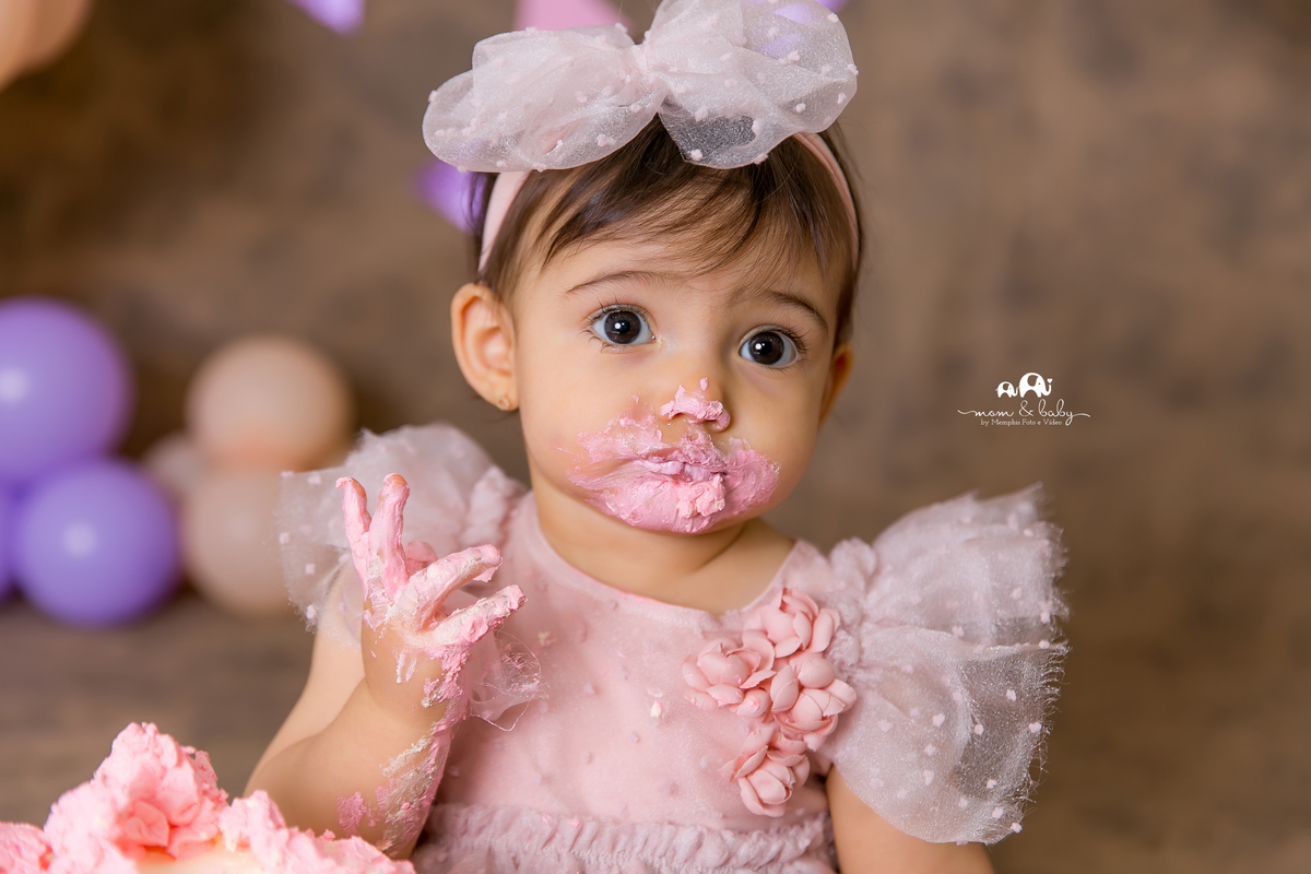 smash the cake em santos,fotografas de santos,ensaio estudio.smash clean,estudio fotografico em santos,ensaio com bolo jo e leticia farah,mom and baby santos,video de smash,baloes desconstruidos dourado,rosa,lilas,estrela,fura bolo,smash de menina
