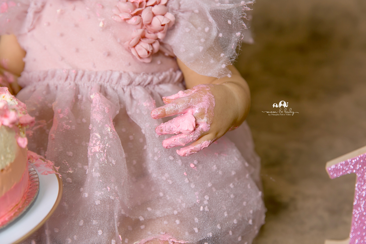smash the cake em santos,fotografas de santos,ensaio estudio.smash clean,estudio fotografico em santos,ensaio com bolo jo e leticia farah,mom and baby santos,video de smash,baloes desconstruidos dourado,rosa,lilas,estrela,fura bolo,smash de menina