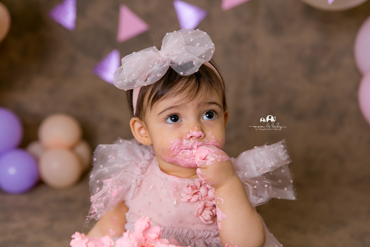 smash the cake em santos,fotografas de santos,ensaio estudio.smash clean,estudio fotografico em santos,ensaio com bolo jo e leticia farah,mom and baby santos,video de smash,baloes desconstruidos dourado,rosa,lilas,estrela,fura bolo,smash de menina banho