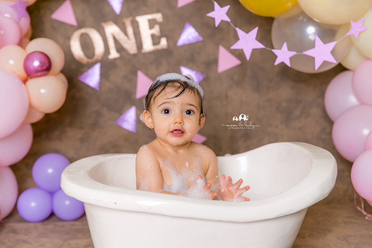 smash the cake em santos,fotografas de santos,ensaio estudio.smash clean,estudio fotografico em santos,ensaio com bolo jo e leticia farah,mom and baby santos,video de smash,baloes desconstruidos dourado,rosa,lilas,estrela,fura bolo,smash de menina banho