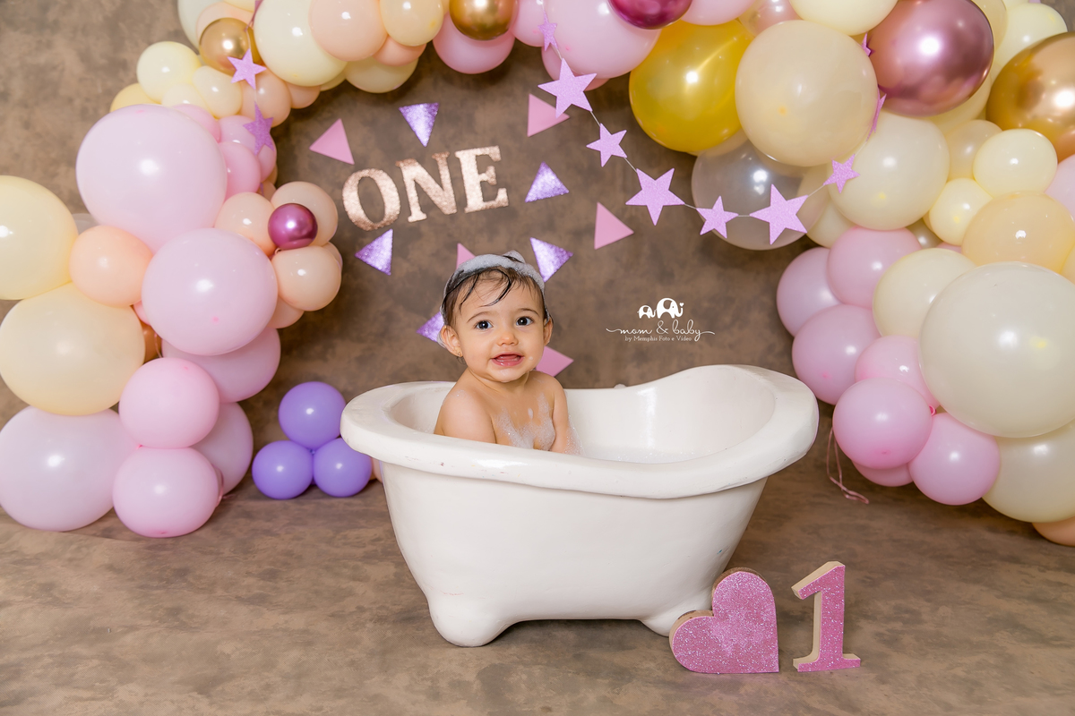 smash the cake em santos,fotografas de santos,ensaio estudio.smash clean,estudio fotografico em santos,ensaio com bolo jo e leticia farah,mom and baby santos,video de smash,baloes desconstruidos dourado,rosa,lilas,estrela,fura bolo,smash de menina banho
