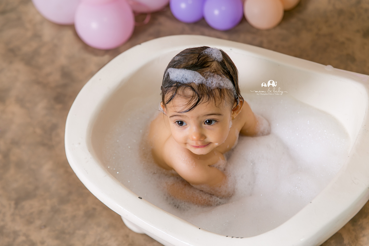 smash the cake em santos,fotografas de santos,ensaio estudio.smash clean,estudio fotografico em santos,ensaio com bolo jo e leticia farah,mom and baby santos,video de smash,baloes desconstruidos dourado,rosa,lilas,estrela,fura bolo,smash de menina,banho