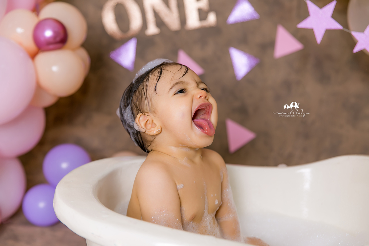 smash the cake em santos,fotografas de santos,ensaio estudio.smash clean,estudio fotografico em santos,ensaio com bolo jo e leticia farah,mom and baby santos,video de smash,baloes desconstruidos dourado,rosa,lilas,estrela,fura bolo,smash de menina banho