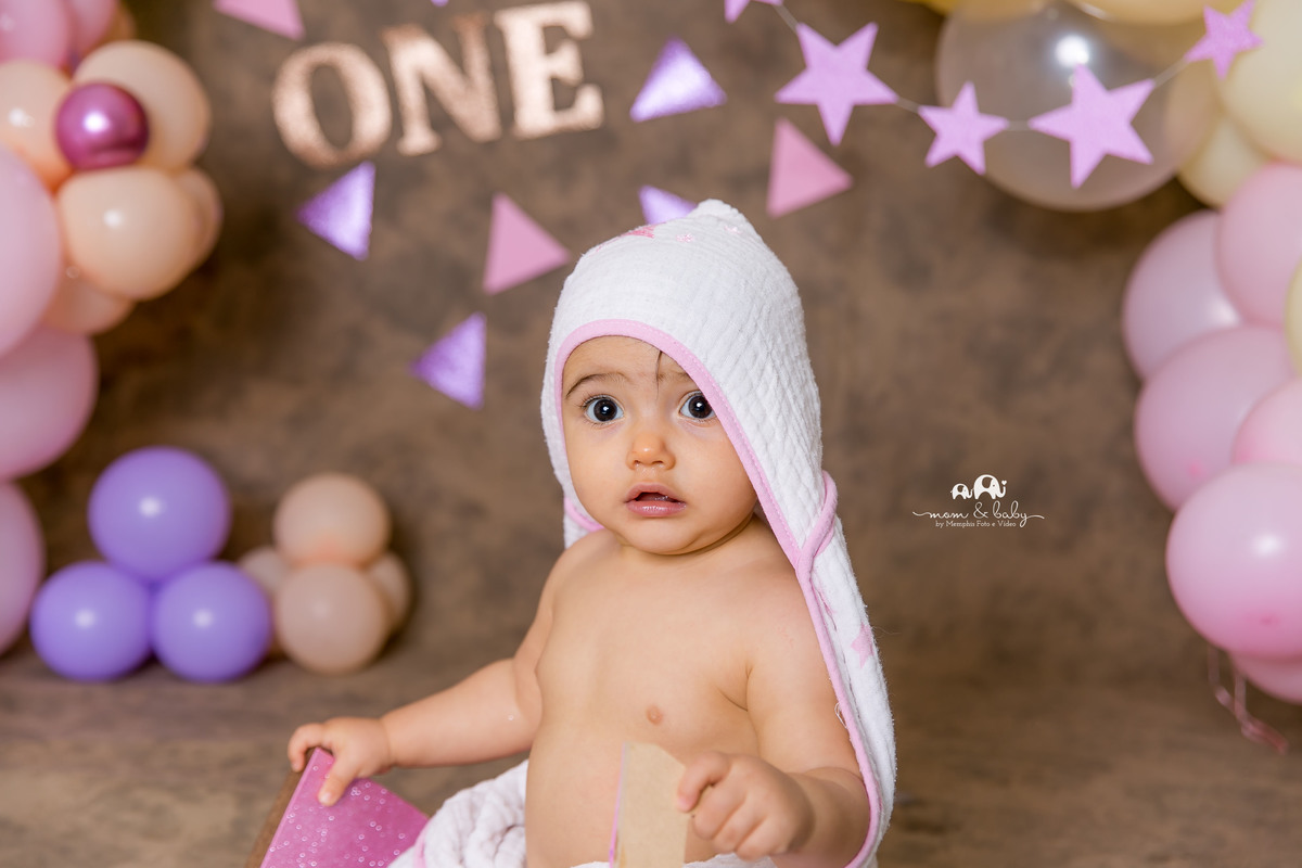 smash the cake em santos,fotografas de santos,ensaio estudio.smash clean,estudio fotografico em santos,ensaio com bolo jo e leticia farah,mom and baby santos,video de smash,baloes desconstruidos dourado,rosa,lilas,estrela,fura bolo,smash de menina