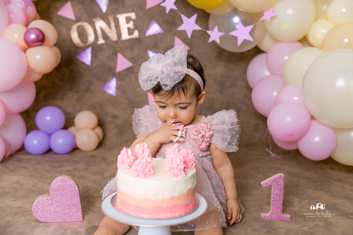 fotografas de santosestudio fotografico em santos,jo farah leticia farah,mom and baby santos,acompanhamento fotografico de bebes em santos,fotos mensais de bebe,melhores fotografas de santos,ensaio de 1 meses,,bebe menina, smash the cake balao descontruid
