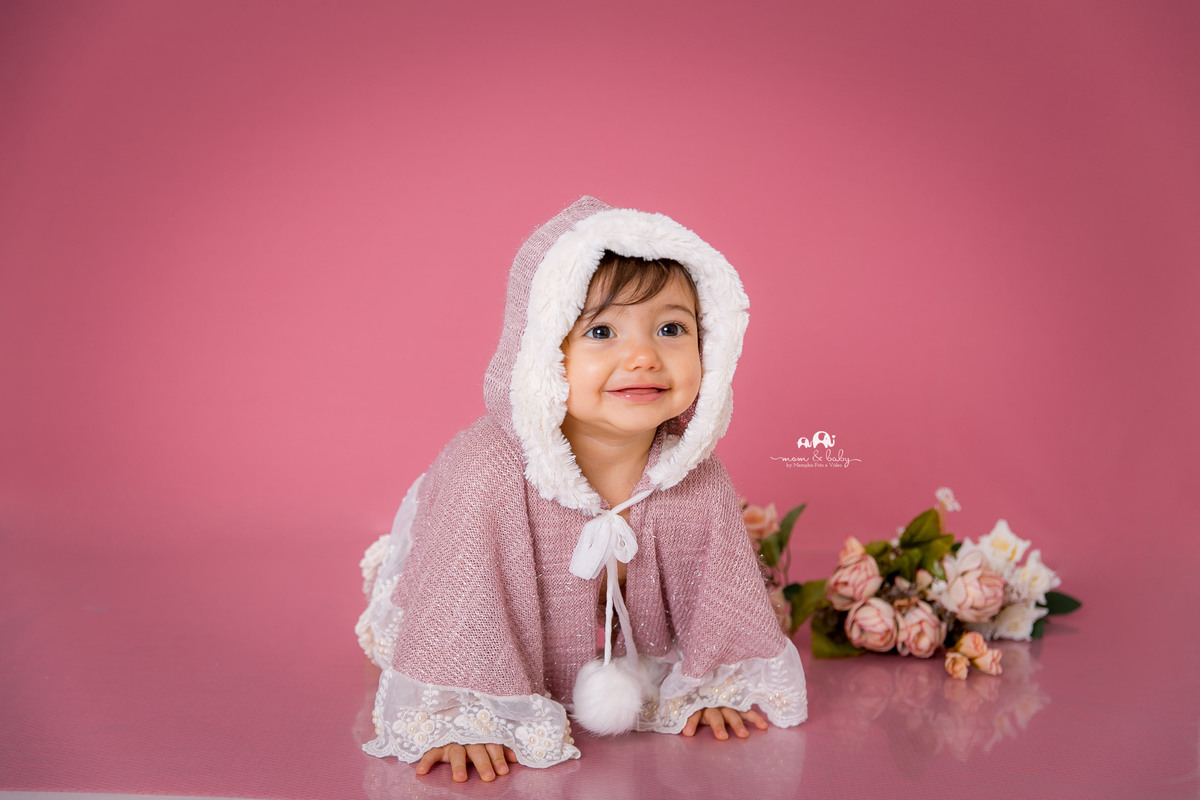 fotografas de santosestudio fotografico em santos,jo farah leticia farah,mom and baby santos,acompanhamento fotografico de bebes em santos,fotos mensais de bebe,melhores fotografas de santos,ensaio de 12 meses,,bebe menina, polainas flores , poncho capuz