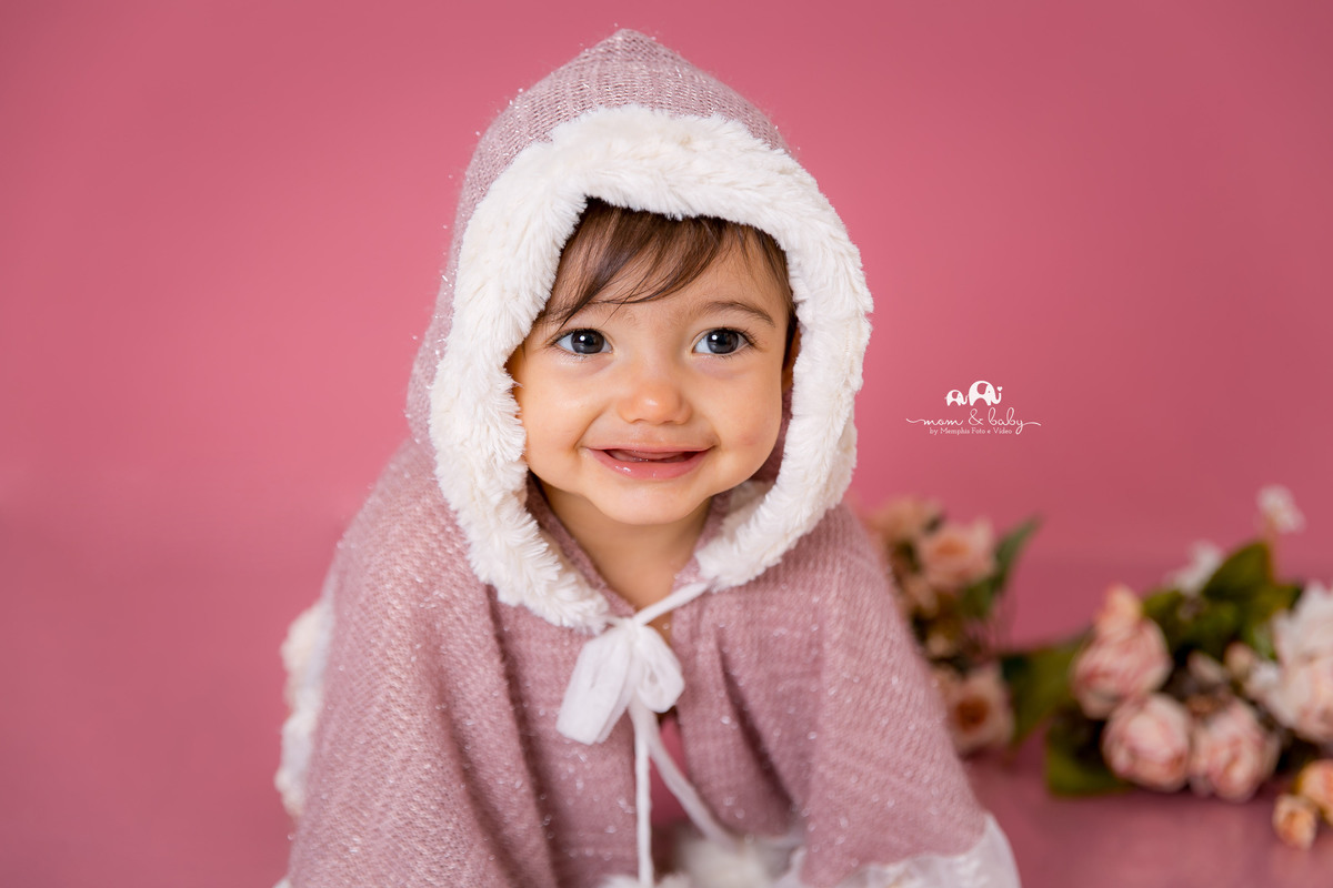 fotografas de santosestudio fotografico em santos,jo farah leticia farah,mom and baby santos,acompanhamento fotografico de bebes em santos,fotos mensais de bebe,melhores fotografas de santos,ensaio de 12 meses,,bebe menina, polainas flores , poncho capuz