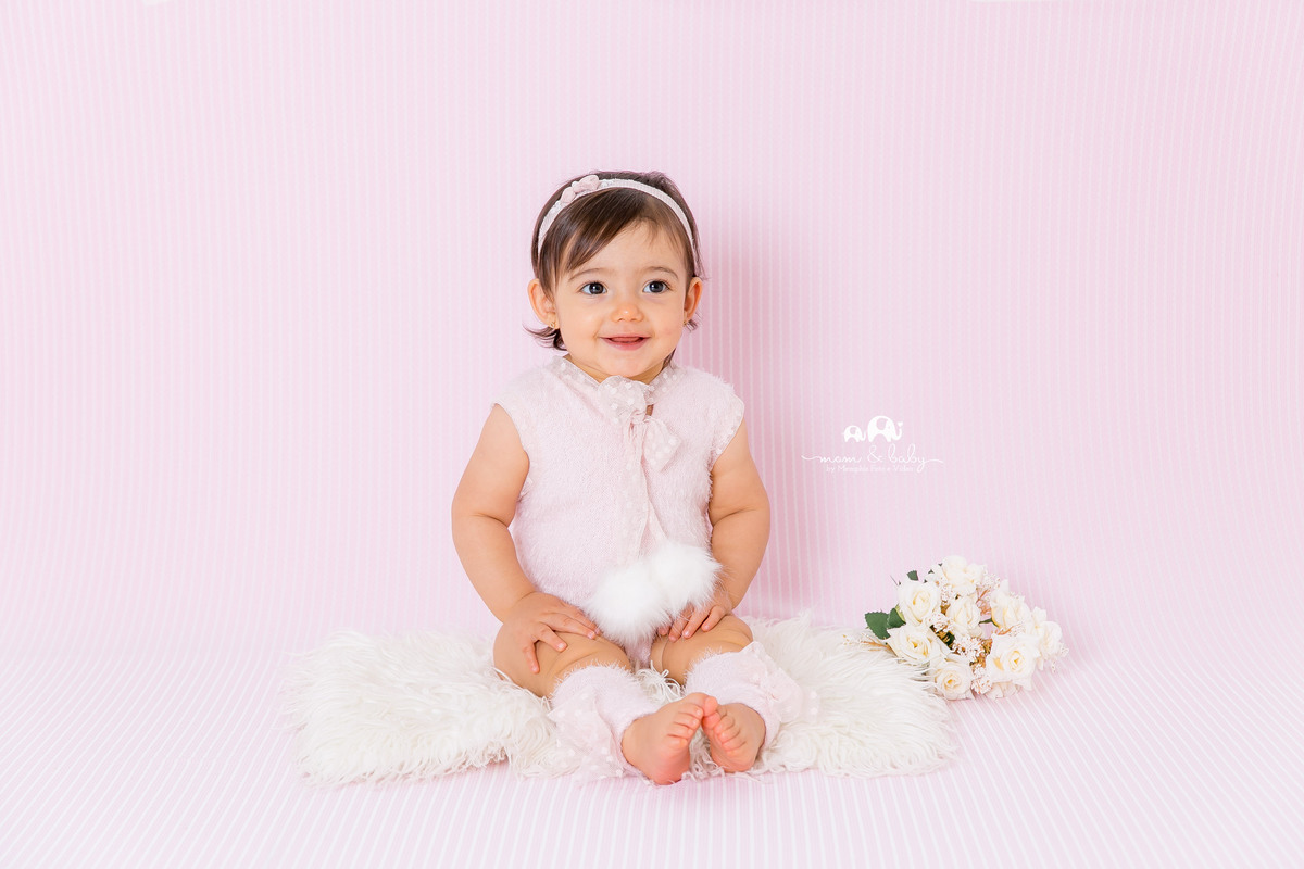 fotografas de santosestudio fotografico em santos,jo farah leticia farah,mom and baby santos,acompanhamento fotografico de bebes em santos,fotos mensais de bebe,melhores fotografas de santos,ensaio de 12 meses,,bebe menina, polainas fundo rosa  pompons