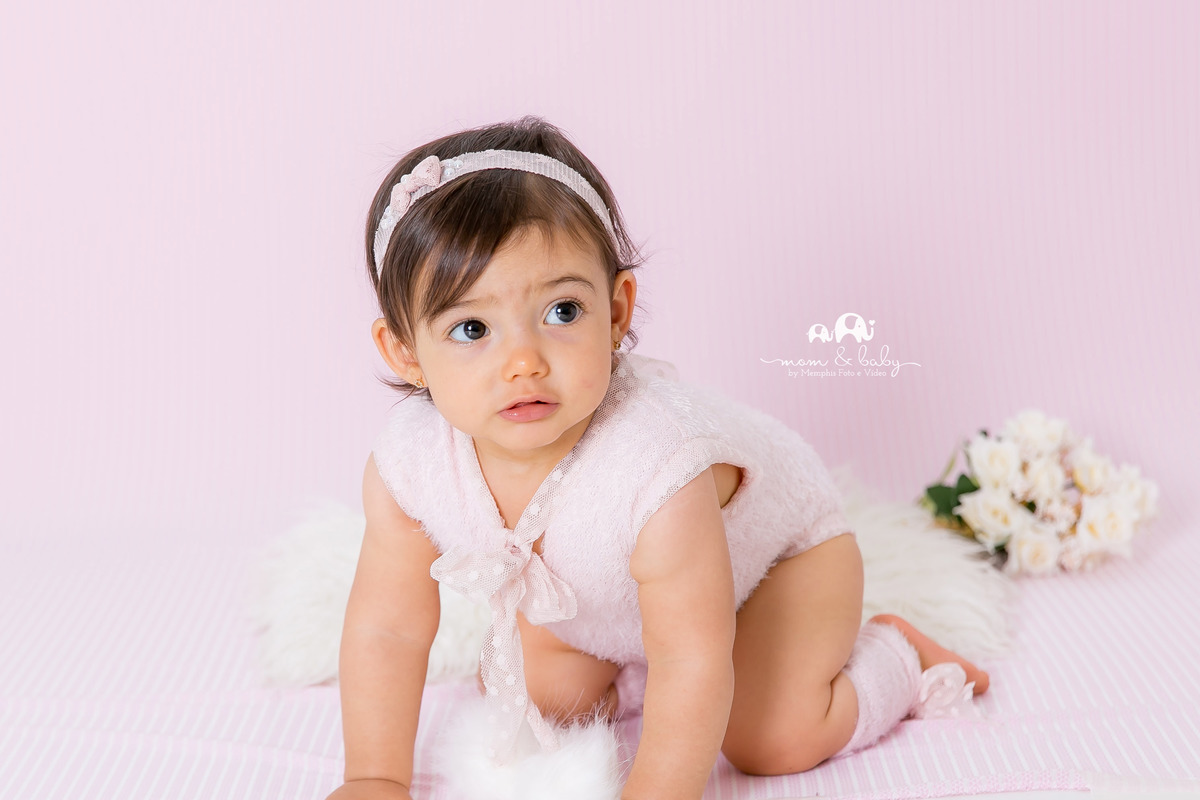 fotografas de santosestudio fotografico em santos,jo farah leticia farah,mom and baby santos,acompanhamento fotografico de bebes em santos,fotos mensais de bebe,melhores fotografas de santos,ensaio de 12 meses,,bebe menina, polainas fundo rosa  pompons