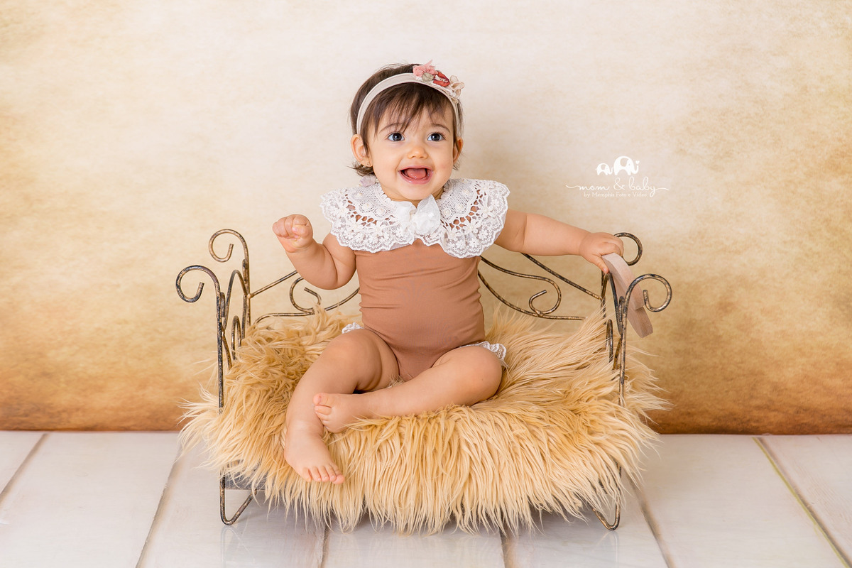 fotografas de santosestudio fotografico em santos,jo farah leticia farah,mom and baby santos,acompanhamento fotografico de bebes em santos,fotos mensais de bebe,melhores fotografas de santos,ensaio de 12 meses,,bebe menina, polainas coração cama de ferro
