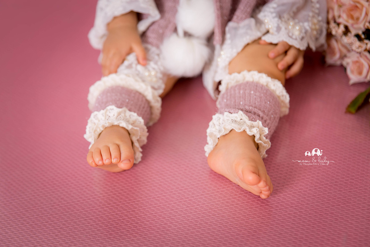 fotografas de santosestudio fotografico em santos,jo farah leticia farah,mom and baby santos,acompanhamento fotografico de bebes em santos,fotos mensais de bebe,melhores fotografas de santos,ensaio de 12 meses,,bebe menina, polainas flores , poncho capuz