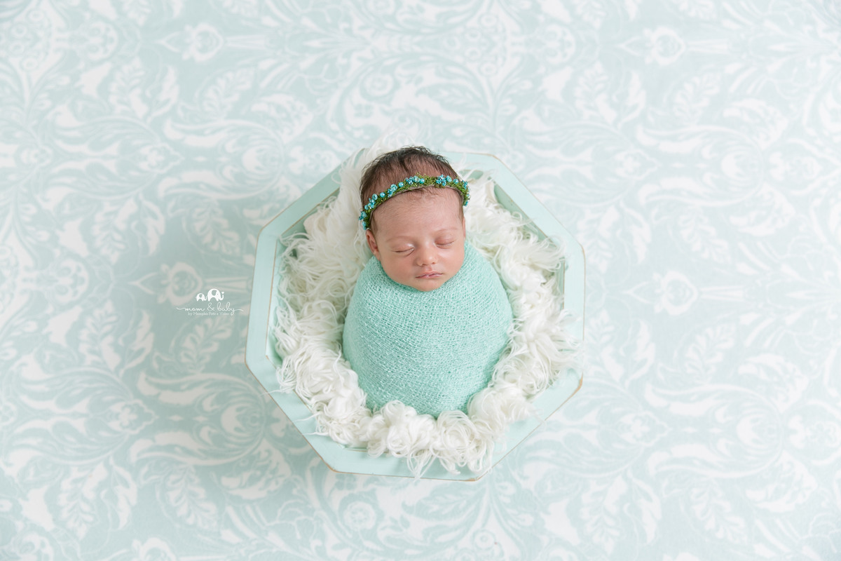 fotografas de santosestudio fotografico em santos,jo farah leticia farah,mom and baby santos,acompanhamento fotografico de bebes em santos,fotos mensais de bebe,melhores fotografas de santos,ensaio de 1 meses,fundo verde agua,bebe menina,newborn,bebe warp