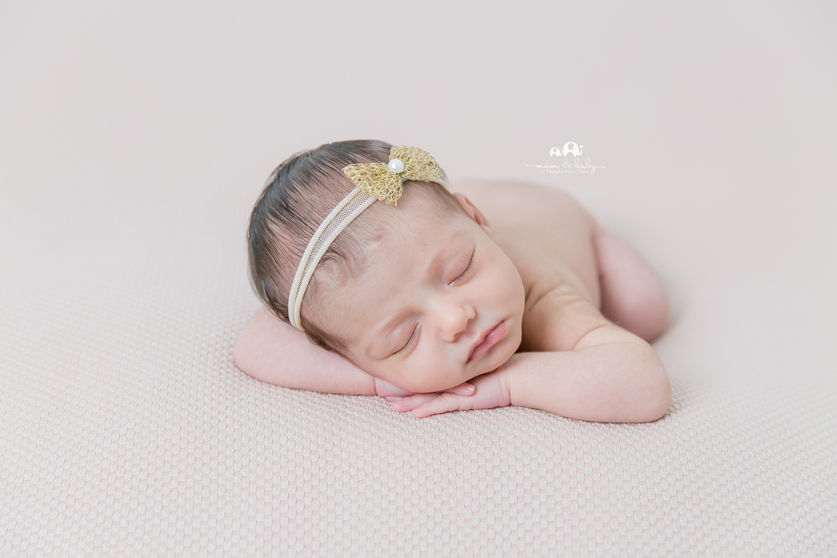 fotografas de santosestudio fotografico em santos,jo farah leticia farah,mom and baby santos,acompanhamento fotografico de bebes em santos,fotos mensais de bebe,melhores fotografas de santos,ensaio de 1 meses,fundo beje ,bebe menina,newborn,