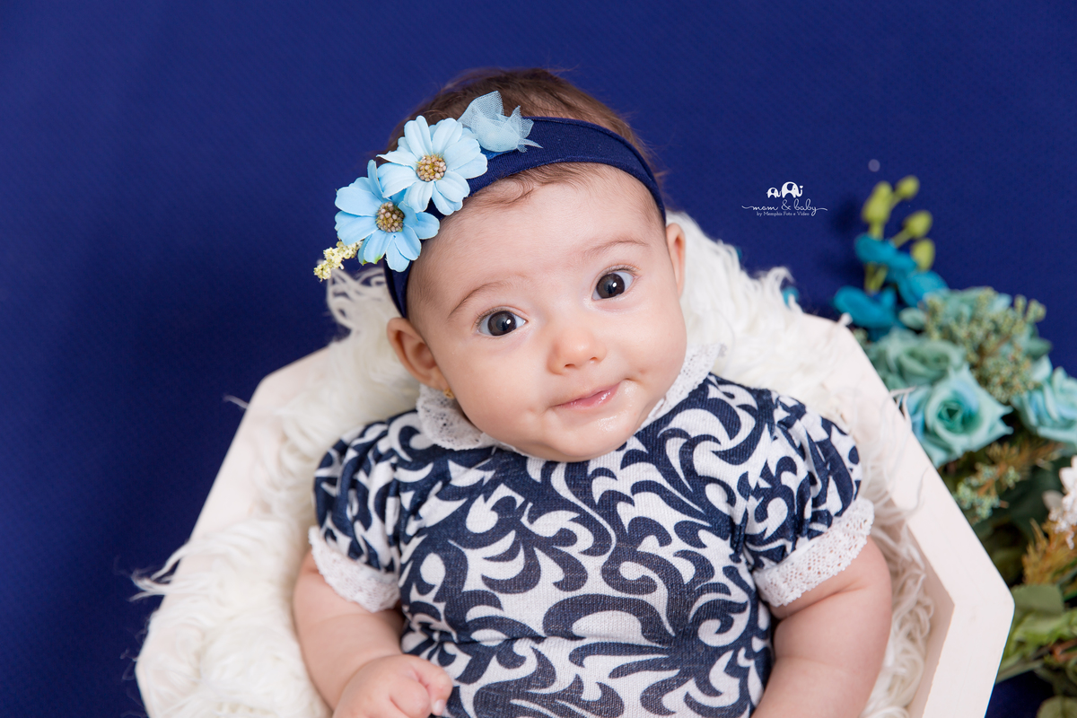 fotografas de santosestudio fotografico em santos,jo farah leticia farah,mom and baby santos,acompanhamento fotografico de bebes em santos,fotos mensais de bebe,melhores fotografas de santos,ensaio de 2 meses,fundo azul escuro,bebe menina