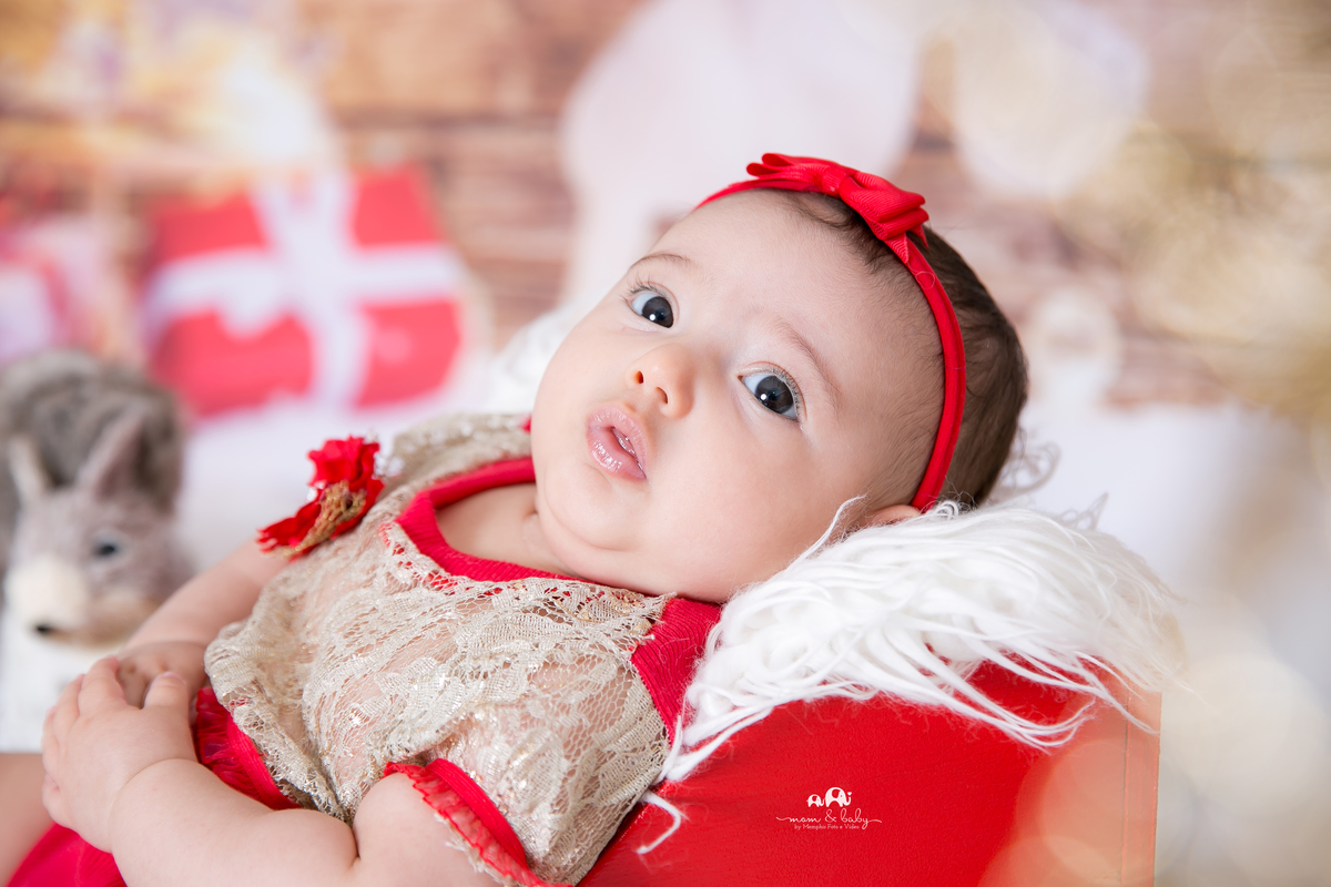 fotografas de santosestudio fotografico em santos,jo farah leticia farah,mom and baby santos,acompanhamento fotografico de bebes em santos,fotos mensais de bebe,melhores fotografas de santos,ensaio de 3 meses,,bebe menina,roupa vermelha