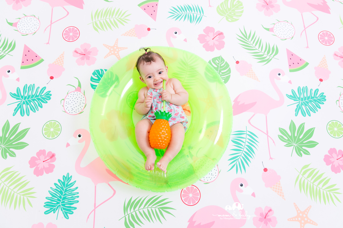 fotografas de santosestudio fotografico em santos,jo farah leticia farah,mom and baby santos,acompanhamento fotografico de bebes em santos,fotos mensais de bebe,melhores fotografas de santos,ensaio de 4 meses,,bebe menina,sessão verão,abacaxi,flamingos