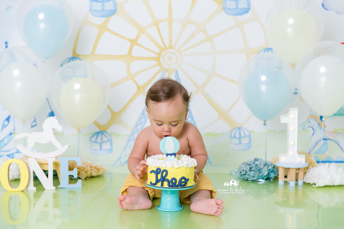 baixada santista.ensaio estudio smash the cake em santos.fotografas de santos.smash clean de menino.estudio fotografico em santos.ensaio com bolo jo farah leticia farah.mom and baby santos.smash tema parque,amarelo,azul,branco.menino,cavalinho,carrossel