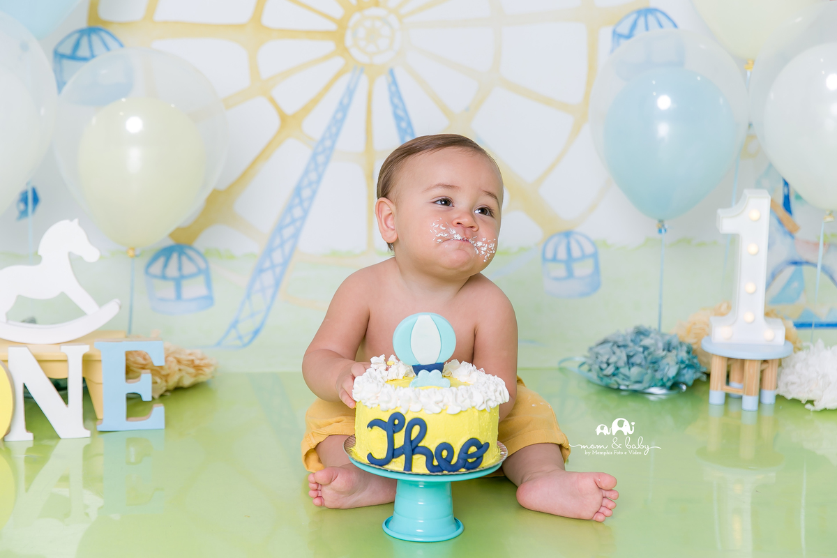baixada santista.ensaio estudio smash the cake em santos.fotografas de santos.smash clean de menino.estudio fotografico em santos.ensaio com bolo jo farah leticia farah.mom and baby santos.smash tema parque,amarelo,azul,branco.menino,cavalinho,carrossel
