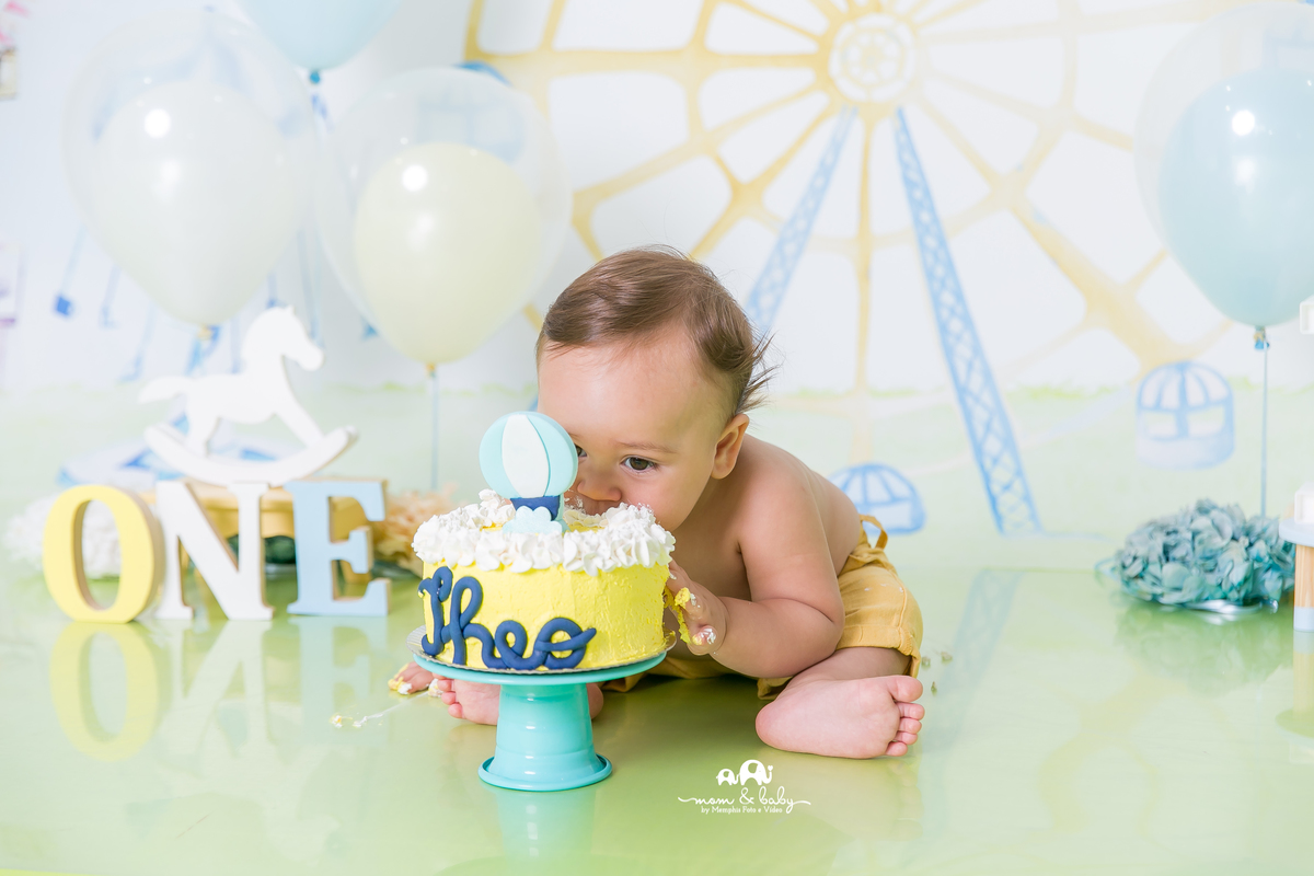 baixada santista.ensaio estudio smash the cake em santos.fotografas de santos.smash clean de menino.estudio fotografico em santos.ensaio com bolo jo farah leticia farah.mom and baby santos.smash tema parque,amarelo,azul,branco.menino,cavalinho,carrossel