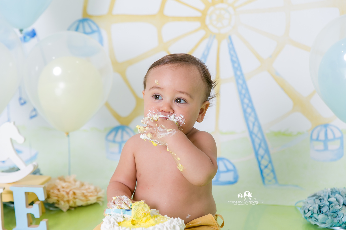 baixada santista.ensaio estudio smash the cake em santos.fotografas de santos.smash clean de menino.estudio fotografico em santos.ensaio com bolo jo farah leticia farah.mom and baby santos.smash tema parque,amarelo,azul,branco.menino,cavalinho,carrossel