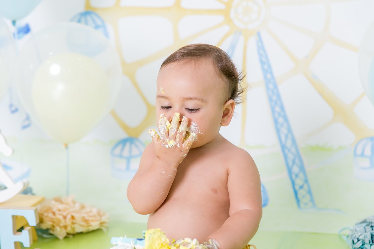 baixada santista.ensaio estudio smash the cake em santos.fotografas de santos.smash clean de menino.estudio fotografico em santos.ensaio com bolo jo farah leticia farah.mom and baby santos.smash tema parque,amarelo,azul,branco.menino,cavalinho,carrossel