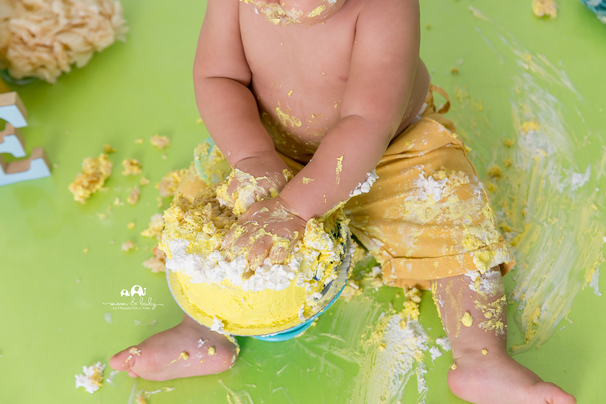 baixada santista.ensaio estudio smash the cake em santos.fotografas de santos.smash clean de menino.estudio fotografico em santos.ensaio com bolo jo farah leticia farah.mom and baby santos.smash tema parque,amarelo,azul,branco.menino,cavalinho,carrossel